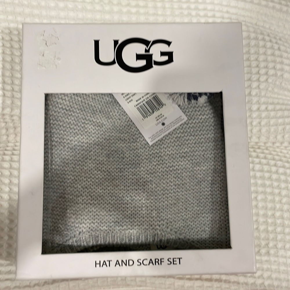 New with tags in box UGG hat and scarf set grey knit for toddlers!